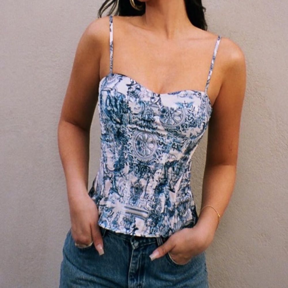 New PLT, Beautiful top with classic print.